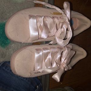 Never worn pumas size 6 1/2